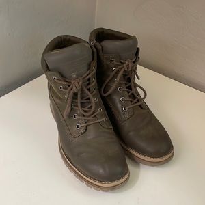 5/$15 Green wedge combat boots